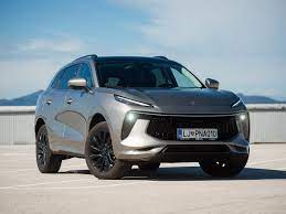 FORTHING T5 FRIDAY - La puissance du Forthing T5 EVO provient d'un moteur turbo Mitsubishi de 1,5 litre produisant une puissance maximale de 145 kW (192 ch) et un couple maximal de 285 N m, un temps d'accélération de 0 à 100 km/h de 9,5 s et une consommation de carburant de 6,6 litres aux 100 km. 