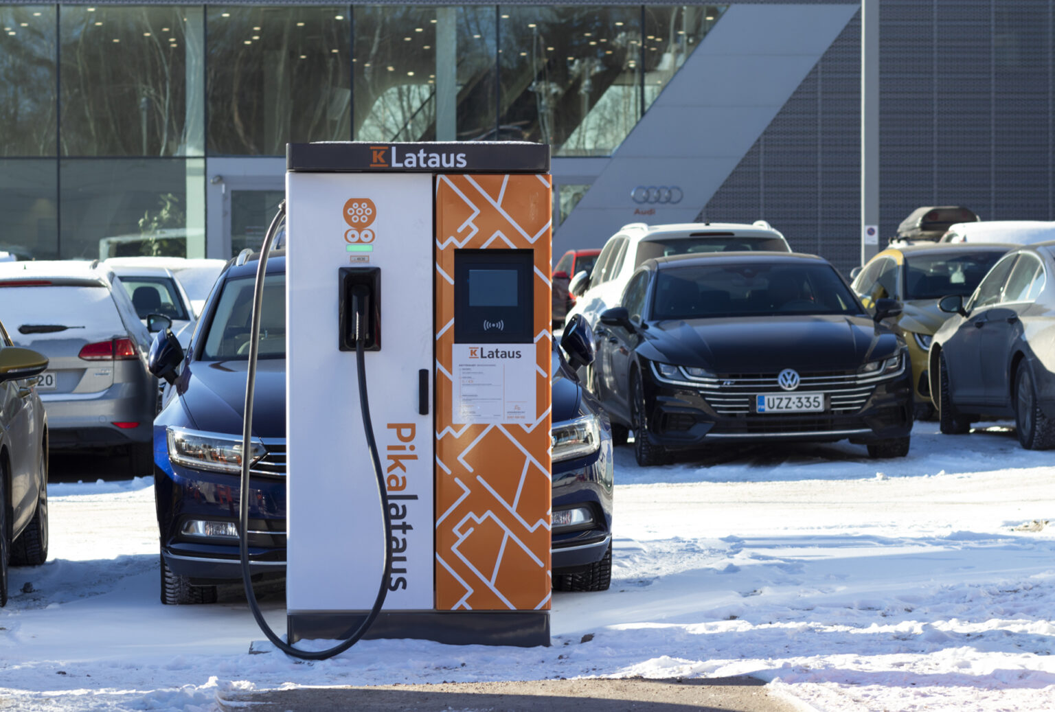 Charge chez le concessionnaire automobile